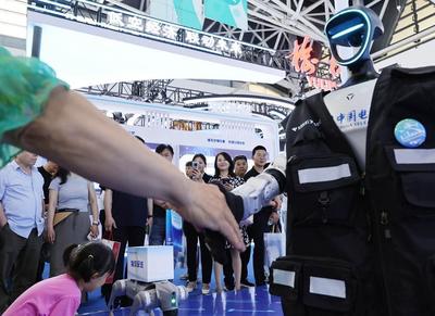 超吸睛！丝博会上智能机器人玩转销售新花样