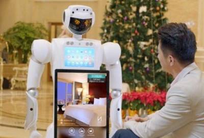 智能机器人 人工智能浪潮下酒店业的刚需转型与研发路径